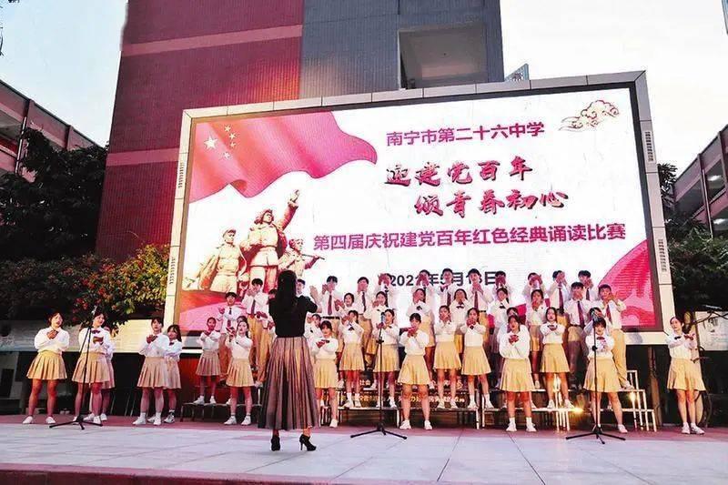 被夸“富贵相”的方媛算不算大美人，看她和梁洛施的合照就知道了